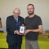 Peter Elley gives the IPMS USA plaque to Vincent Vanhuysse © André Dulieu